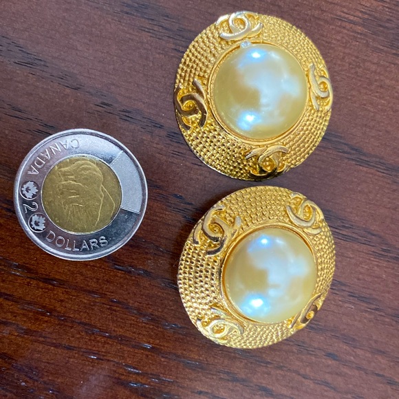 Chanel earrings-authentic vintage- 1 pc is broken. - Picture 8 of 8